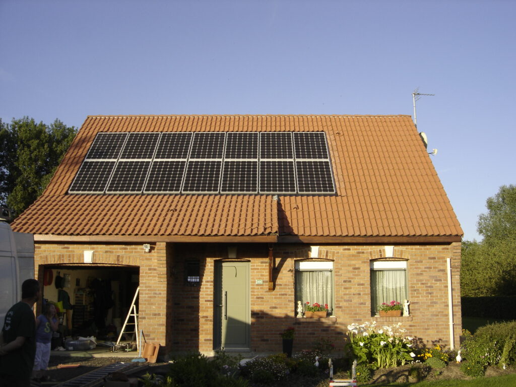 maison panneau photovoltaique 2 scaled